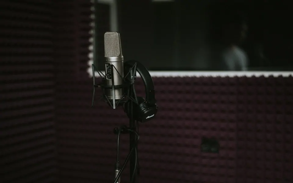Radyo ve Seslendirme Kabini