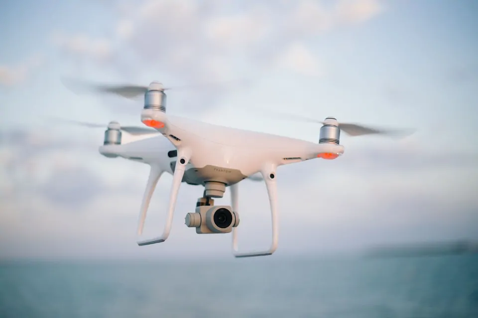 Havada sabit duran kameralı drone