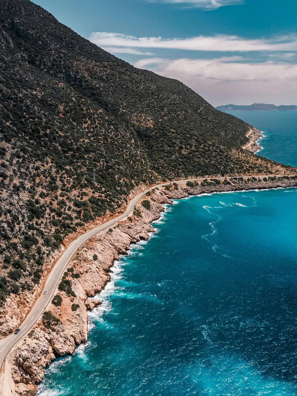 Drone ile havadan kıyı yolu ve deniz